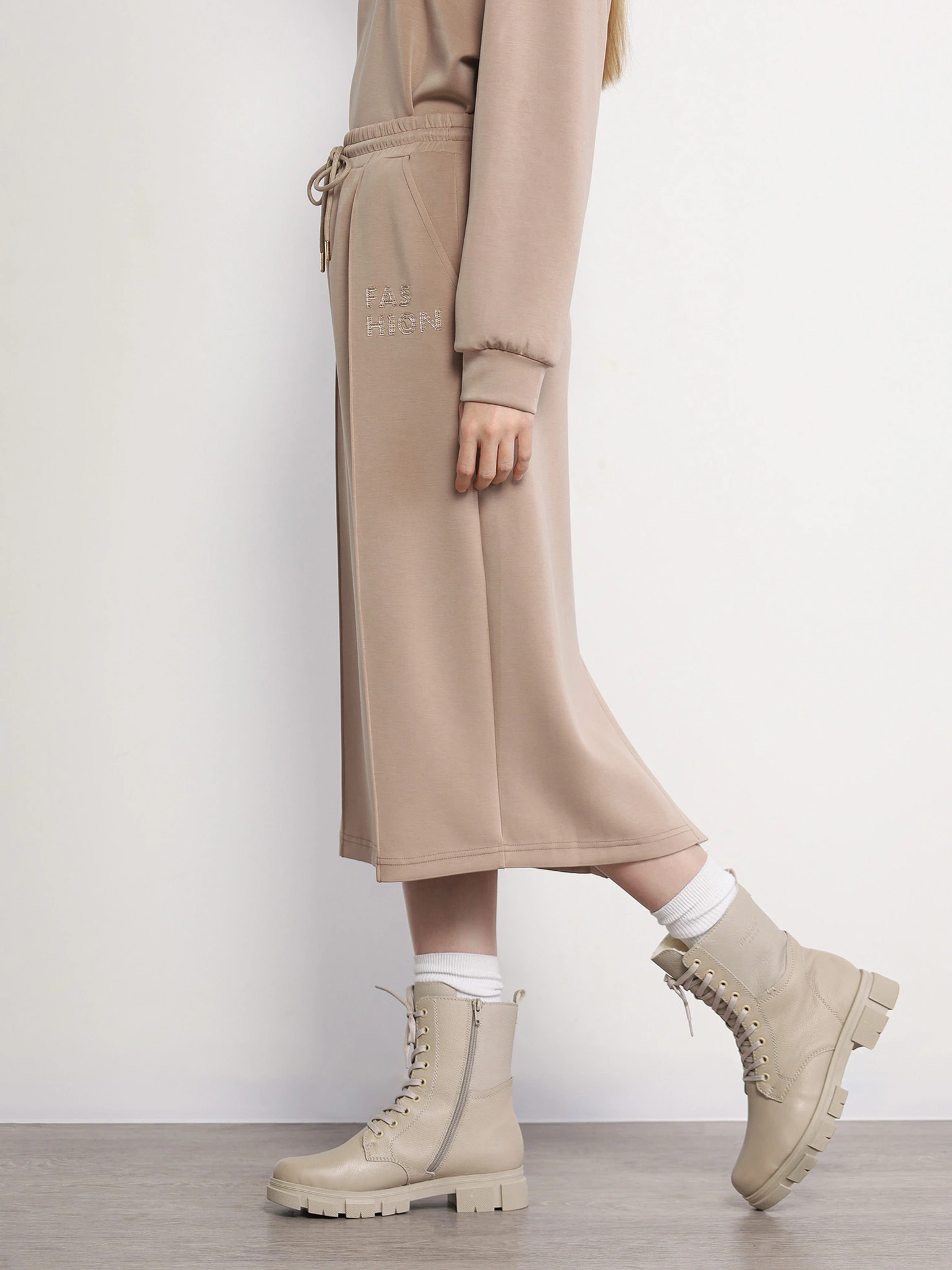 Юбка трикотажная бежевого цвета с эластичным поясом